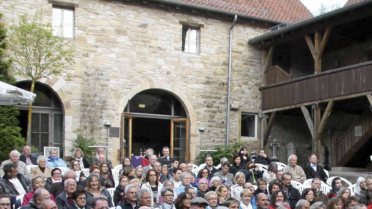 Besucher im Innenhof